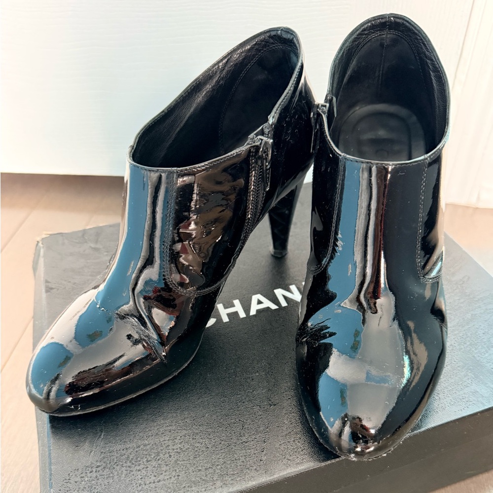 CHANEL Black Patent Leather mid-length BOOTS